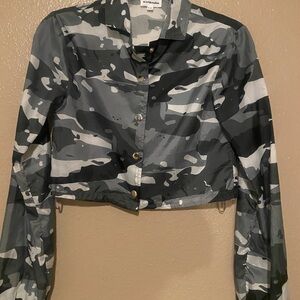 Superdown lightweight, crop, grey camo, wind breaker. Size XXS